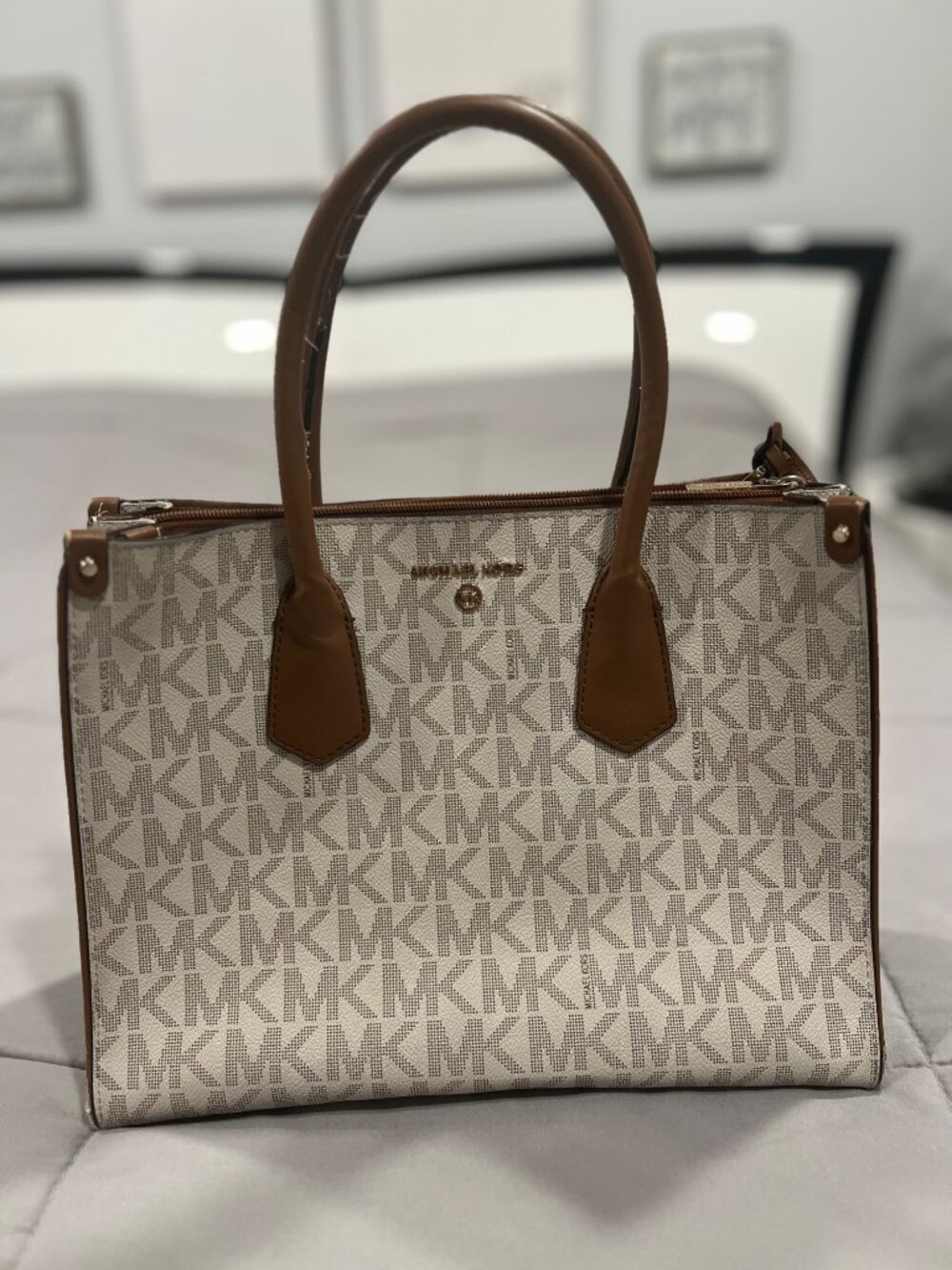 MICHAEL KORS Marilyn Voyager Saffiano Large Leather White Tote Bag Purse
